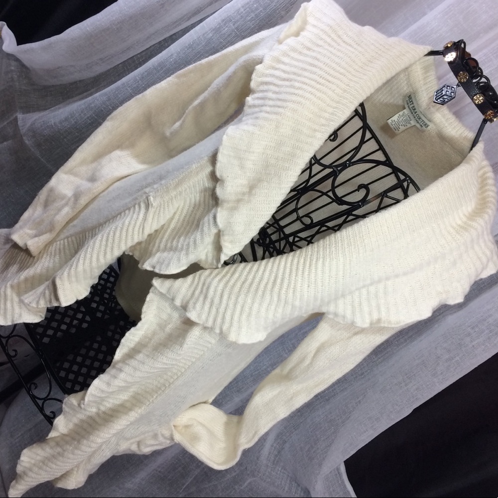 🛍🎀Couture Soft Ruffle Cream cardigan Sz L
